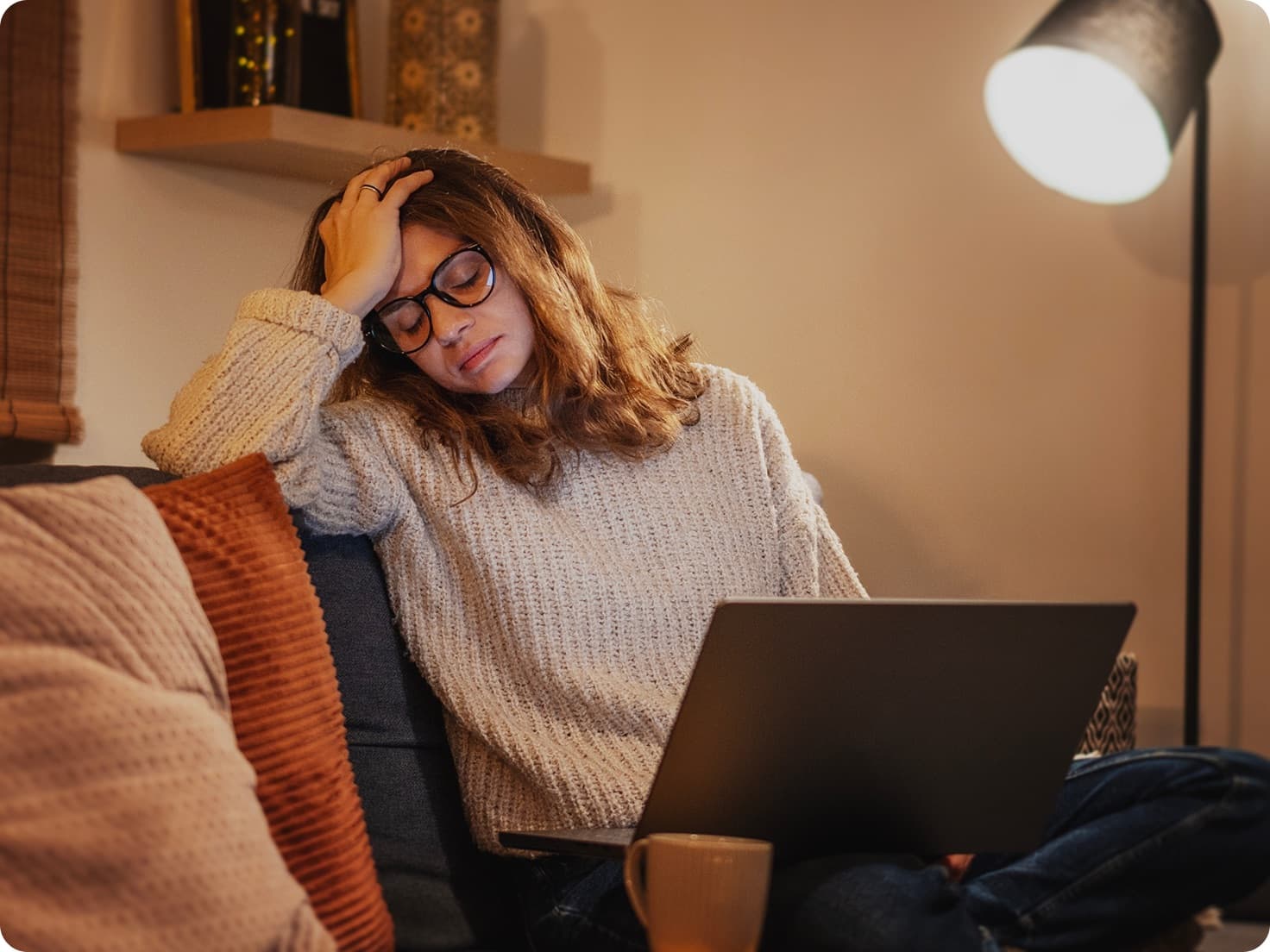 Vrouw voelt zich moe achter laptop